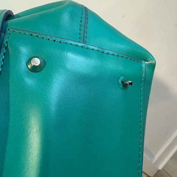 Vibrant Green Leather Tote with Structured Design - Picture 9 of 11